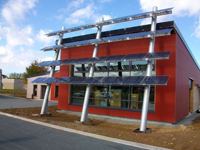 Brise Soleil installé devant la façade sud du bâtiment - Puissance de 4 800 Wc - Modules polycristallins bi-verres sur mesures