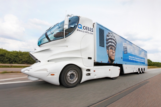 Le camion aux lignes futuristes, dessiné par le designer allemand Luigi Colani, a été imaginé pour le Q-Cells Road Show. Il débarquera à l'agence Quénéa Rennes le 27 septembre.