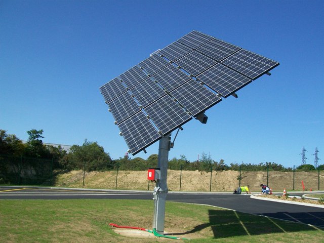 Le suiveur solaire permet d'optimiser la production d'électricité photovoltaïque en positionnant les modules face au soleil