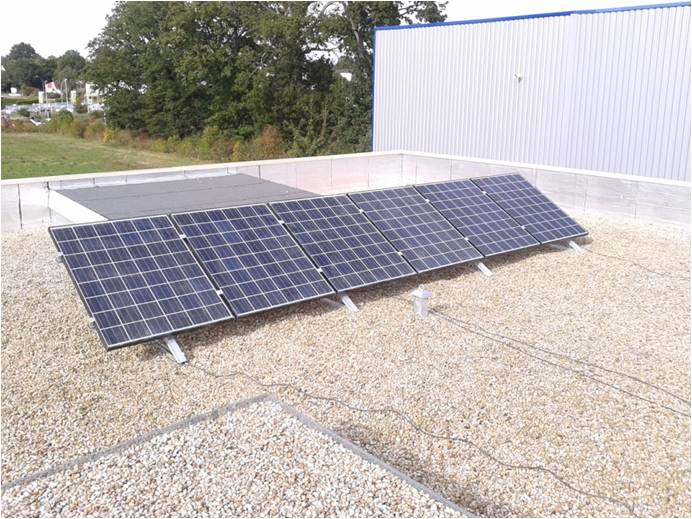 Structure au sol équipée de 6 panneaux solaires photovoltaïques installés sur les locaux de l' Agence de Rennes