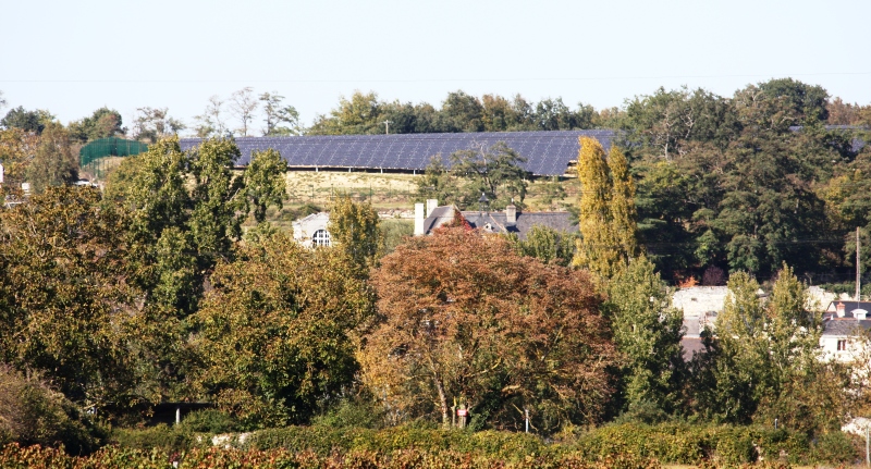 Vue de l'autre côté de la Vallée, à Munet, on remarque que l'impact visuel de la ferme photovoltaïque de Distré est assez faible (photo Kyocera)