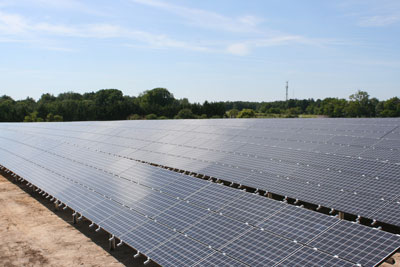 1er parc solaire au sol du Grand ouest de 2 MW à  Distré (49), mise en service en Juillet 2011.