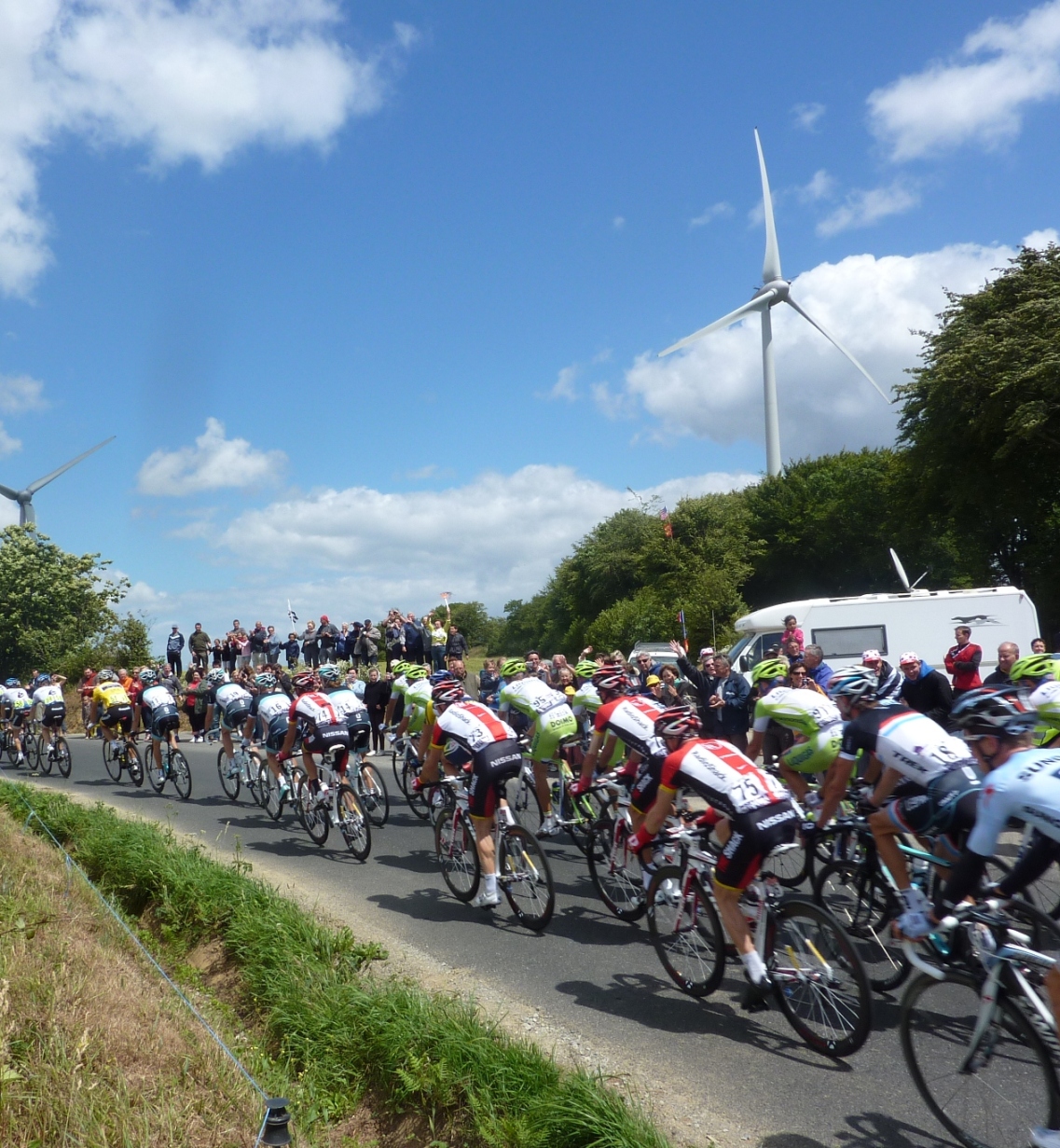 Passage du Tour de France 2011 devant  8 éoliennes de 2000 kW, Mât acier de 78m, Diamètre du rotor 82m. Communes de Moustéru,Tréglamus et Gurunhuel (22). Mise en service en 2010. 