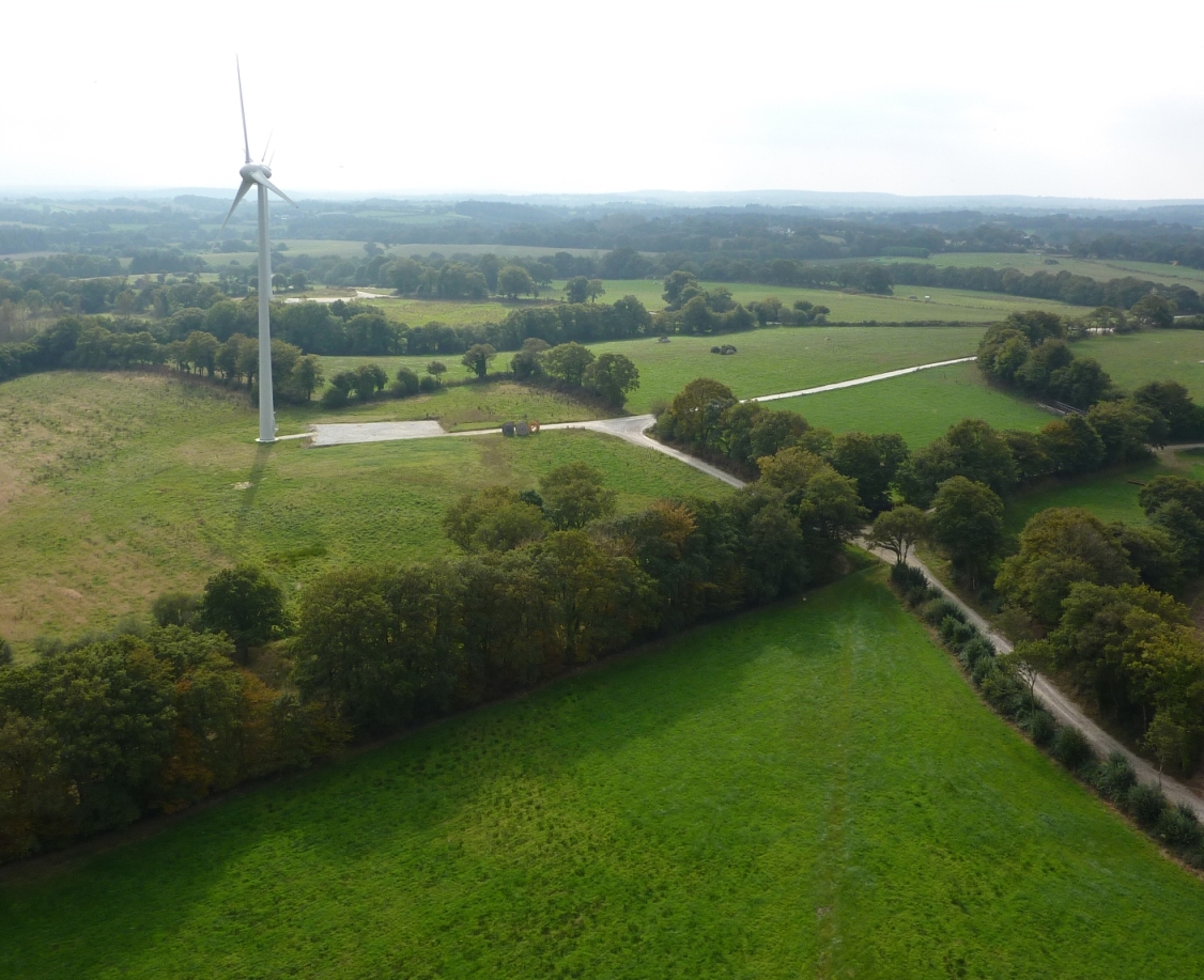  10 éoliennes de 800 kW, Mât acier de 59m, Diamètre du rotor : 53m. Commune de Lanrivain (22). Mise en service en 2009.