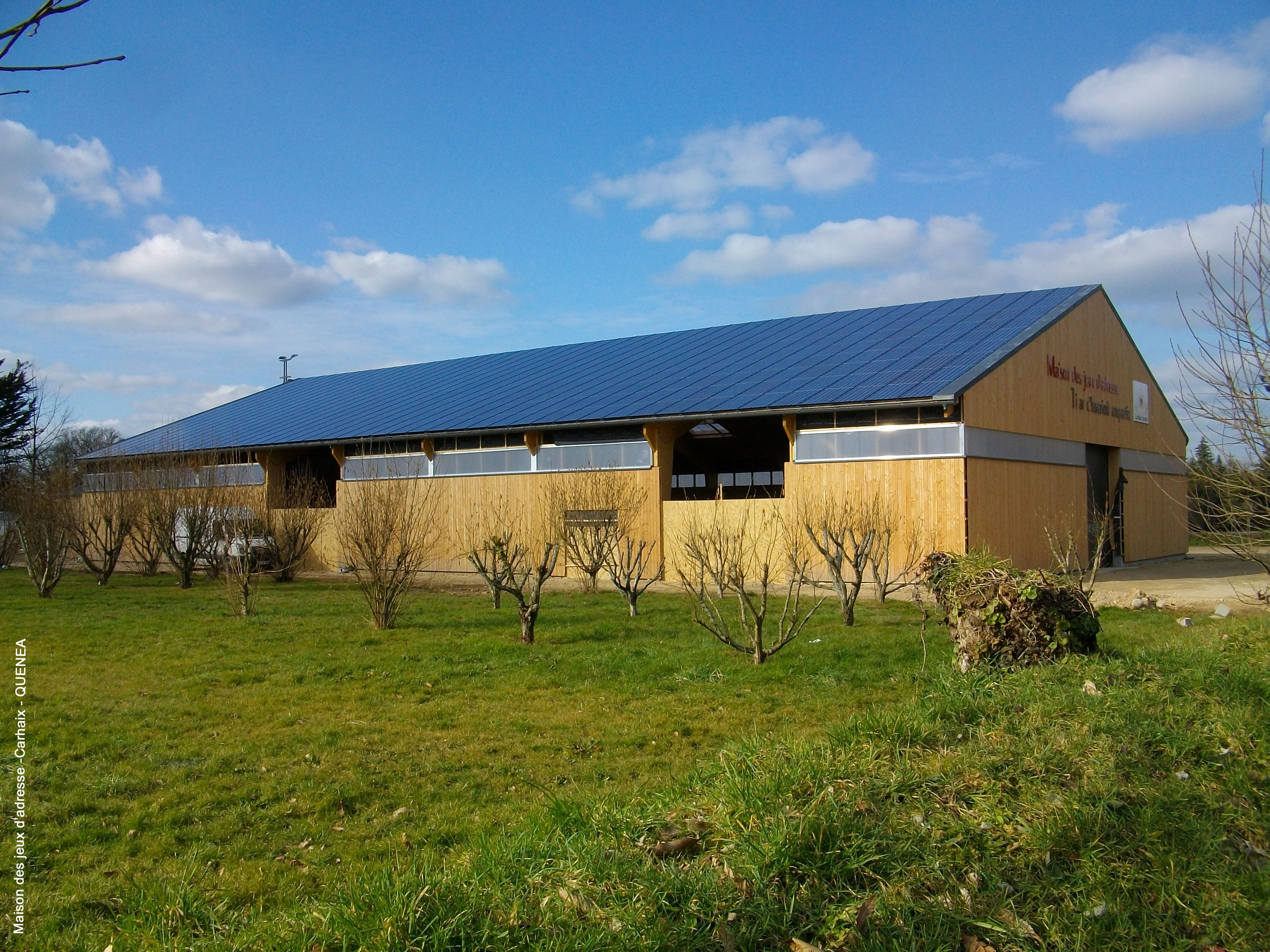 Maison des Jeux d'adresse, installation en intégration au bâti de 97,02 kWc de modules photovoltaïque. Location de toiture du bâtiment. Carhaix (29). Mise en service juin 2012 