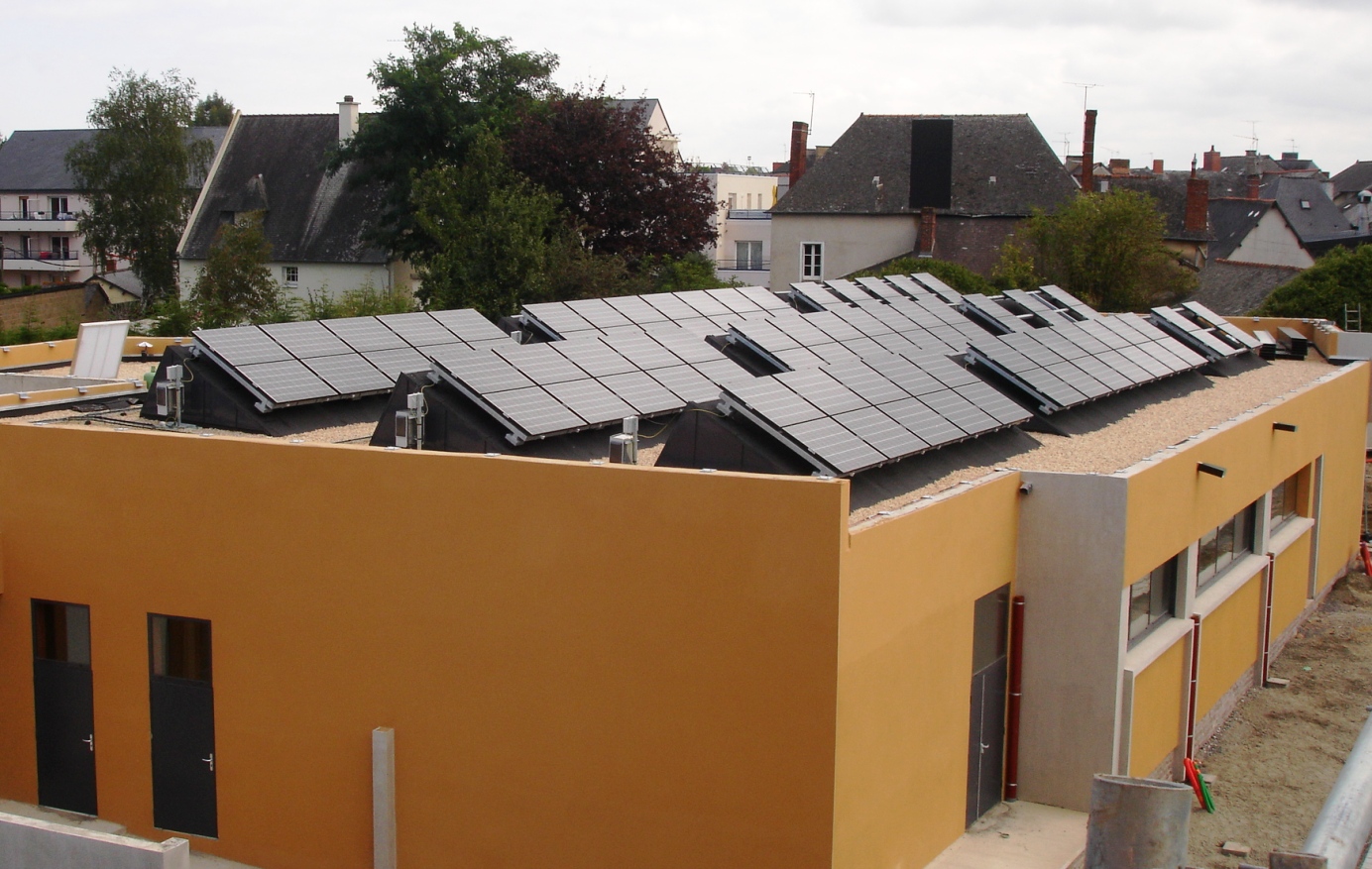 Superette. Installation sur shed de 18,4 kWc de modules photovoltaïques. Mordelles (35). Mise en service en 2007. Architecte : Atelier du canal (Rennes)