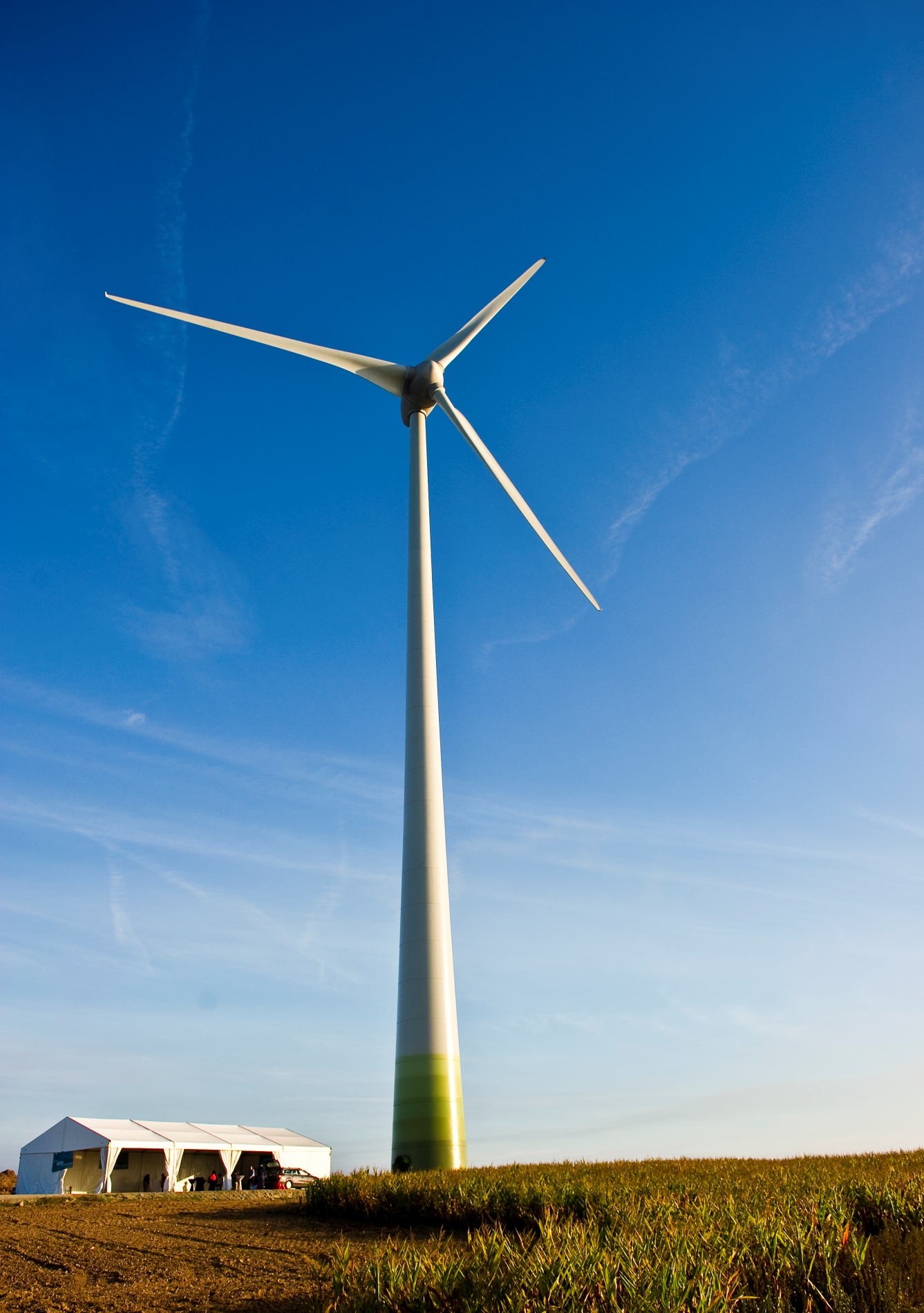 5 éoliennes de 2000 kW, Mât 98m, Diamètre du rotor : 82m. Communes de Taupont et Saint Malo des Trois Fontaines (56). Mise en service en 2010.