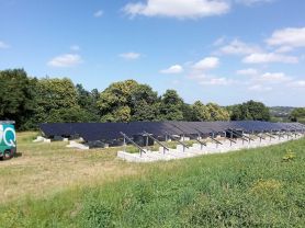 Centrale solaire dans un champ