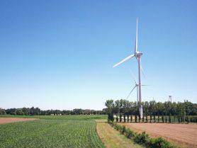 Eolienne dans un champ