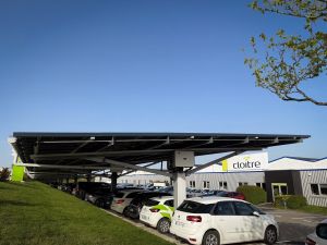 Une ombrière solaire pour les besoins d'une imprimerie