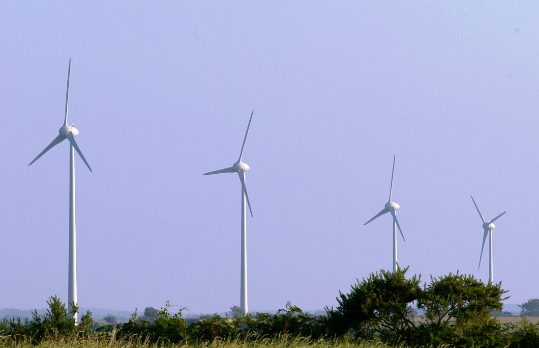 7 éoliennes de 800 kW, Mât 60 m, Diamètre du rotor : 48m. Commune de Maël Pestivien (22). Mise en service en 2009.
