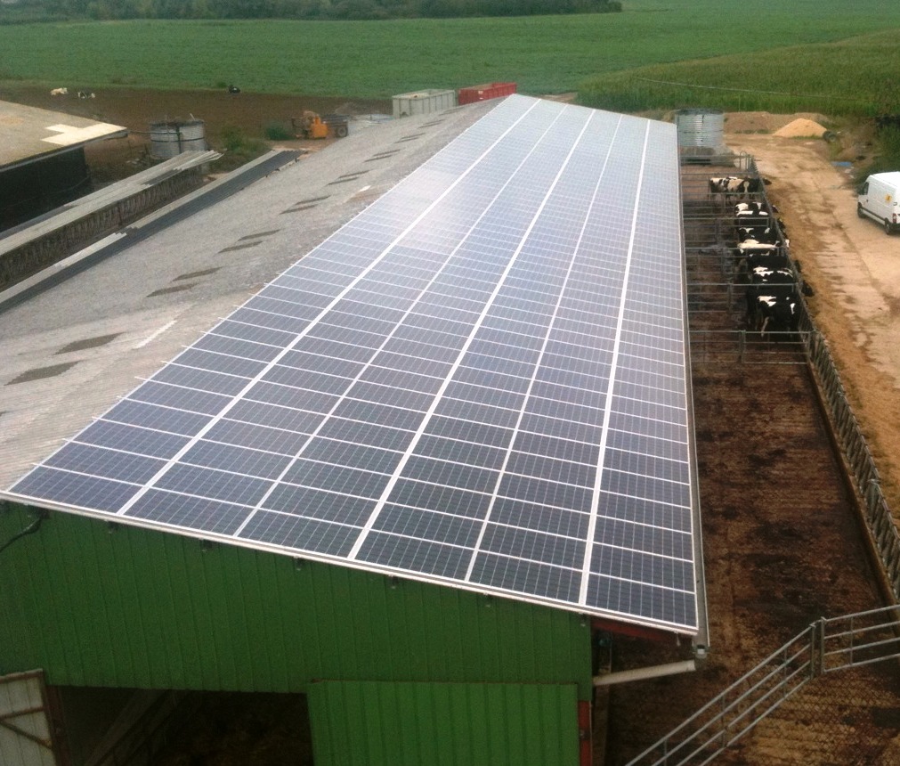 Bâtiment agricole : stabulation et séchoir à tabac. Installation de modules solaires photovoltaïque d'une puissance de 88, 44 kWc réparti sur 2 bâtiments. Saint Pierre d'Eyraud (24). Mise en service en décembre 2010. 