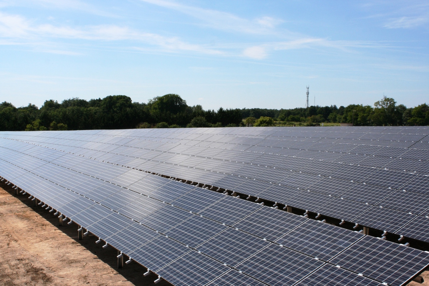 Réhabilitation d'une friche industrielle. 1er Parc solaire au sol  du Grand Ouest d'une puissance de 1995 kWc. Mise en service en Juillet 2011