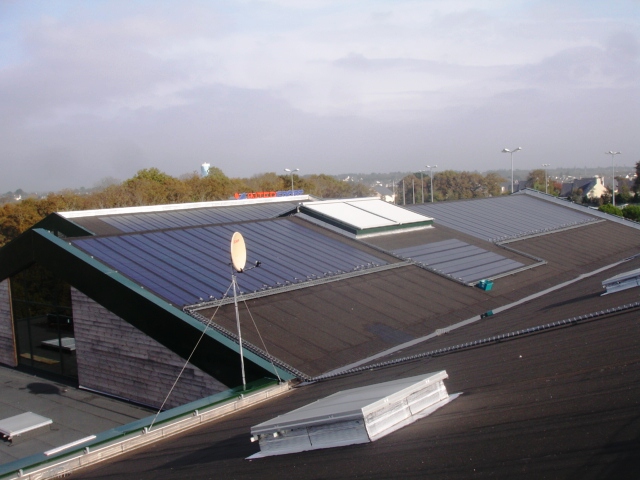 Centre Leclerc, Installation de membranes photovoltaïques technologie amorphe de 60,32 kWc. Pont Labbé (29). Mise en service en 