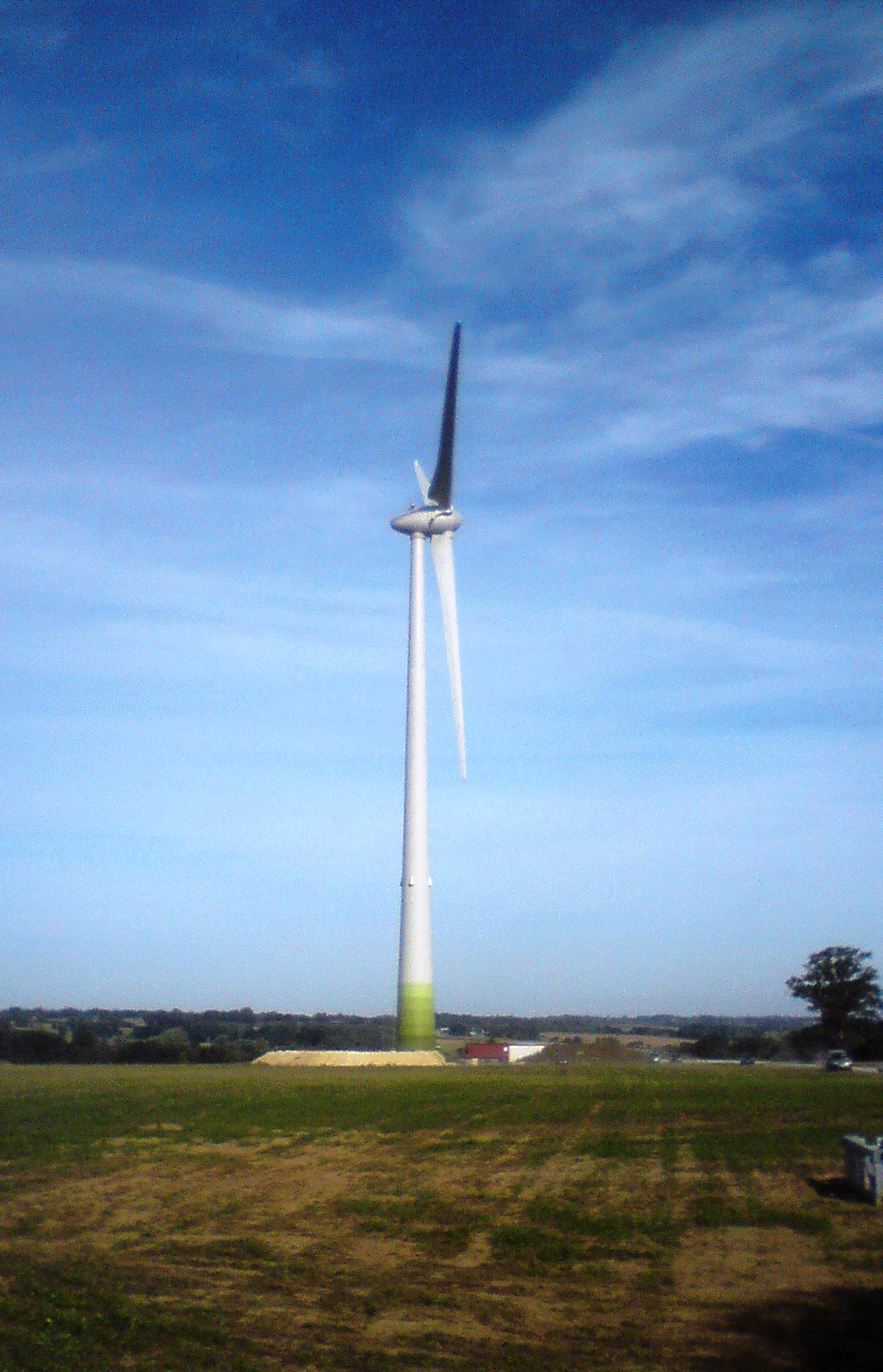 4 éoliennes de 2000 kW, Mât béton de 85m, Diamètre du rotor 82m. Communes de Réguiny & Crédin (56). Mise en service en 2010.